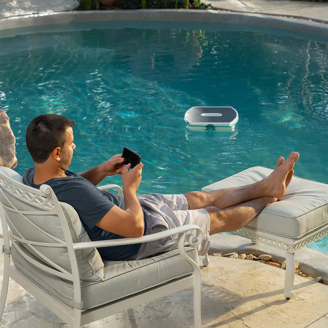 Dolphin Skimmi - Solar Powered Pool Skimmer